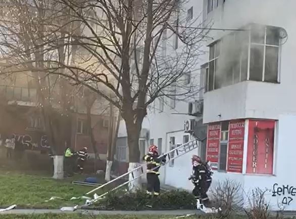 IMAGINI cu intervenția polițiștilor în apartamentul în care a IZBUCNIT incendiul, în zona City