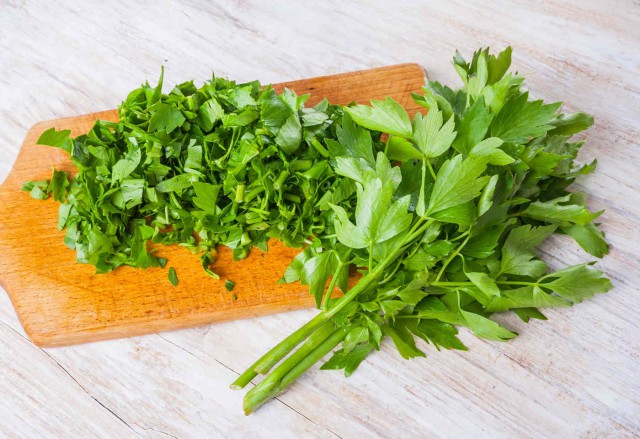 Leușteanul: ce efecte benefice are acest condiment?