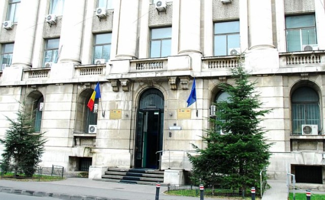 Proiect: Angajaţii care au ajuns la vârsta pensionării îşi pot continua activitatea până la 70 de ani
