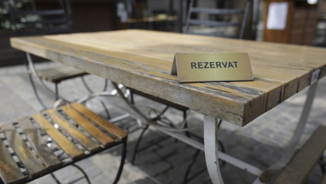 Guvernul vrea să prelungească scutirea de la plata impozitului specific în domeniul HoReCa până la vară