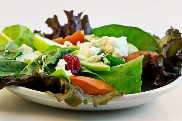 3 rețete de salate perfecte pentru primăvară