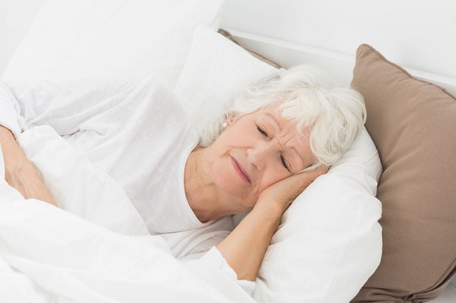 Studiu: Somnul de după-amiază poate susține funcția cognitivă la vârstnici