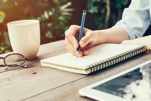 Stresul poate fi combătut dacă îți scrii de mână grijile