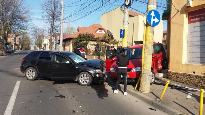 A avariat un AUTOTURISM ce se DEPLASA REGULAMENTAR și cere ANULAREA SANCŢIUNILOR