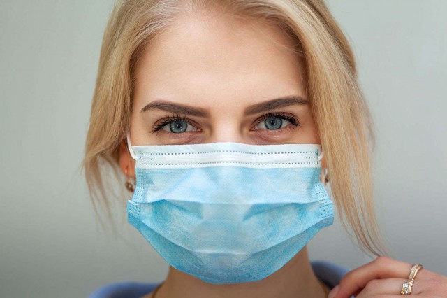 COVID-19: umiditatea din masca de protecție ar putea scădea severitatea bolii