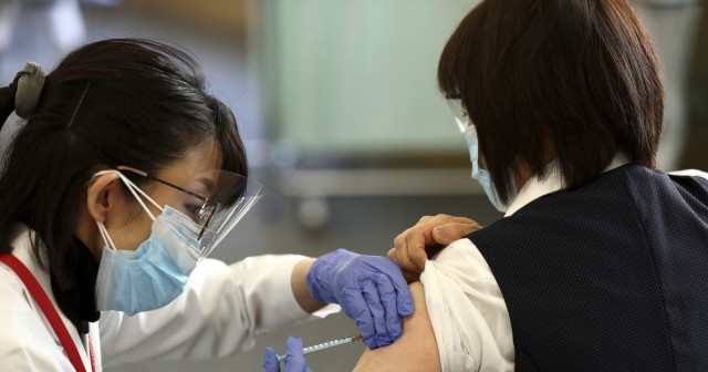 Japonia: Alte nouă femei au prezentat reacţii alergice severe după ce au fost inoculate cu vaccinul Pfizer