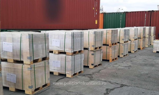 Accesorii auto transportate cu acte nereale, descoperite în Portul Constanța