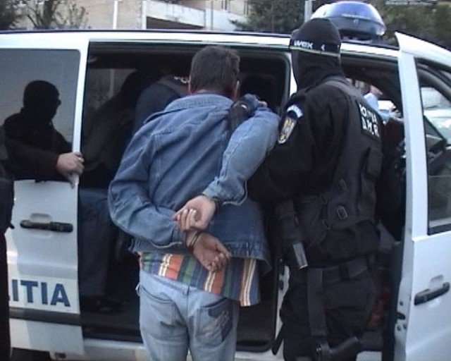 Trei tineri, ARESTAŢI preventiv pentru TÂLHĂRIE, la Eforie