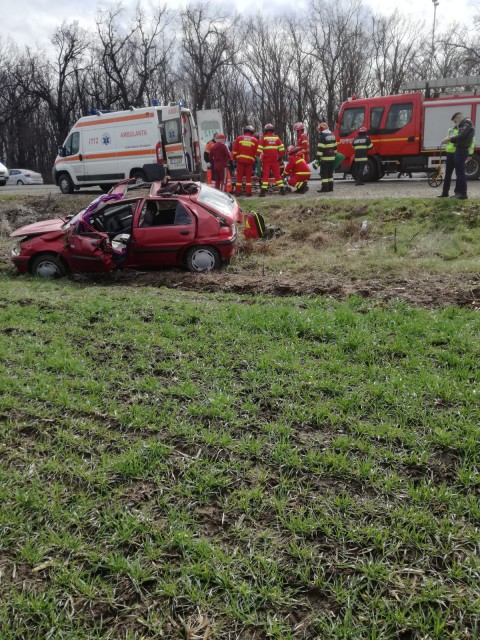 Accident rutier: Un AUTOTURISM s-a RĂSTURNAT