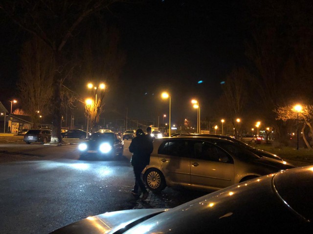 Tinerii PASIONAȚI de MAȘINI s-au mutat de pe INDUSTRIALĂ în parcarea de la AQUA MAGIC! Video