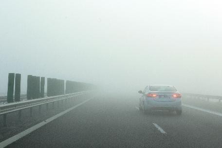 Atenție, șoferi! Trafic în condiții de ceață pe A2