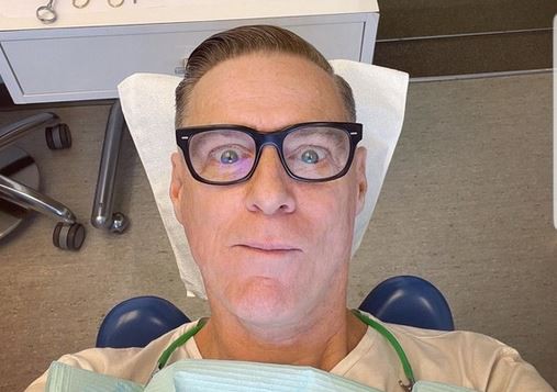 Bryan Adams și-a surprins fanii cu o poză în care avea gura paralizată. Ce a pățit cântărețul?