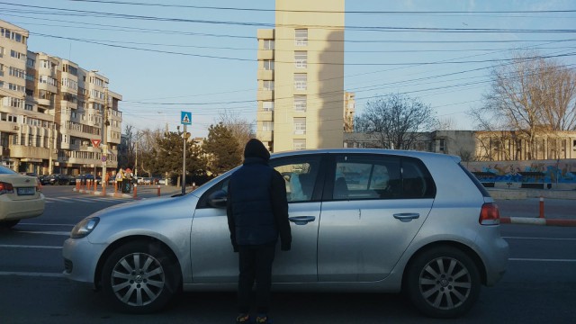 VIDEO! În intersecția de la ICIL au apărut, din nou, COPIII la CERȘIT