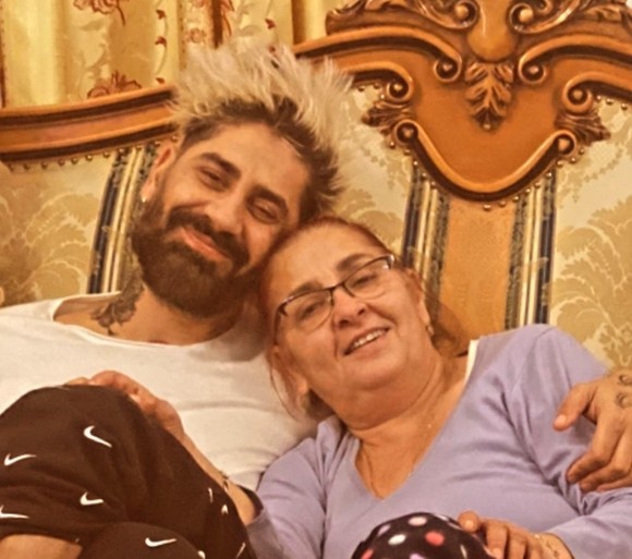 Connect-R: „Mama vinde la tarabă și pe pandemie, tata vrea să cânte într-un restaurant”
