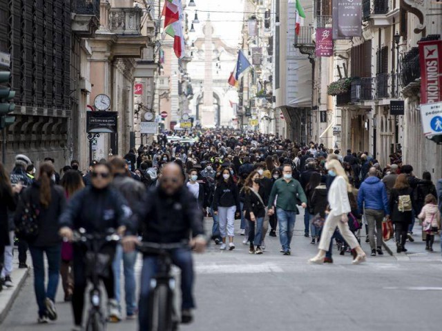 Coronavirus: Italia recomandă păstrarea distanţei de doi metri şi carantina inclusiv pentru persoanele vaccinate