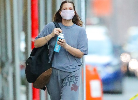 Drew Barrymore, apariție șocantă: a ieșit desculță pe străzile din New York