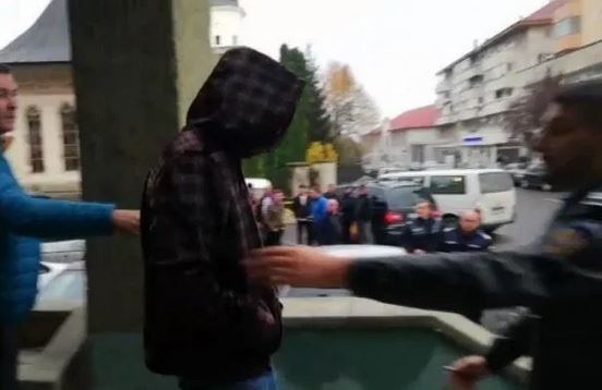 MINOR ÎNJUNGHIAT de un COLEG de CLASĂ