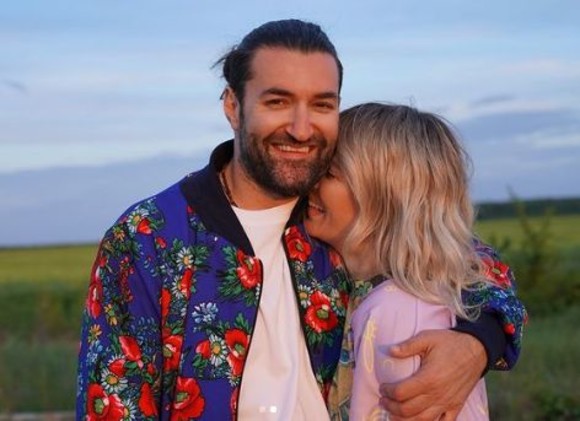 Smiley și Gina, poză de milioane. Părinți obosiți, dar fericiți, la o lună de la nașterea Josephinei
