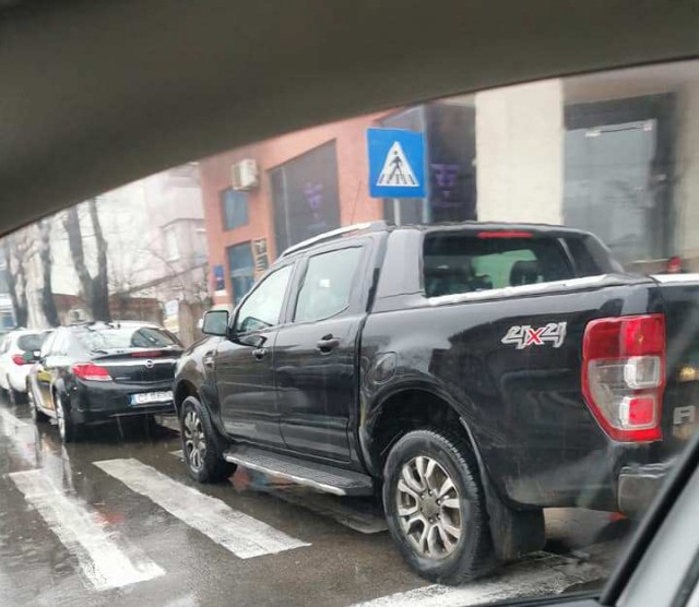 Tot mai mulți ȘOFERI PARCHEAZĂ pe TRECERILE de PIETONI!