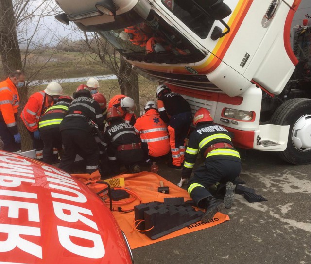 INTERVENȚIE GREA a POMPIERILOR TULCENI: Un BĂRBAT a rămas BLOCAT sub un AUTOTREN