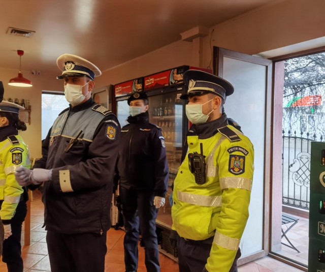 Produse cu termenul de valabilitate expirat, descoperite de polițiști