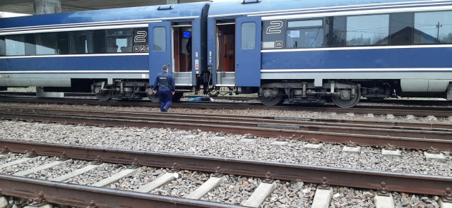 TRAGEDIE! O FEMEIE a MURIT LOVITĂ de TREN, în zona CORA BRĂTIANU. VIDEO!