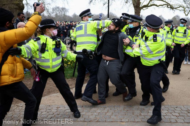 Coronavirus: Proteste la Londra soldate cu arestarea unor protestatari şi rănirea unor poliţişti