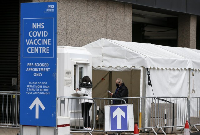 Marea Britanie raportează cinci cazuri de tromboză rară după vaccinarea cu AstraZeneca, dar continuă campania