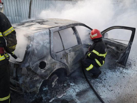 Un AUTOTURISM s-a făcut SCRUM în urma unui SCURTCIRCUIT
