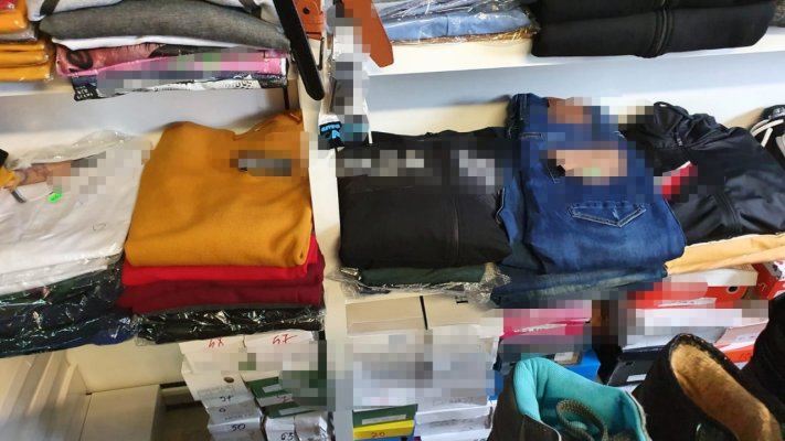 Articole vestimentare, în valoare de peste 3.600 de lei, ridicate de polițiștii de la transporturi