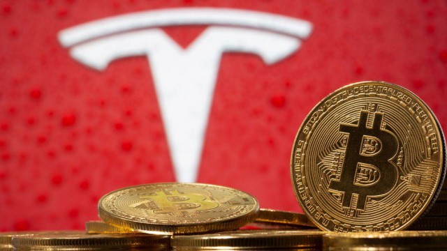Musk anunţă că vehiculele Tesla pot fi acum achiziţionate folosind bitcoin