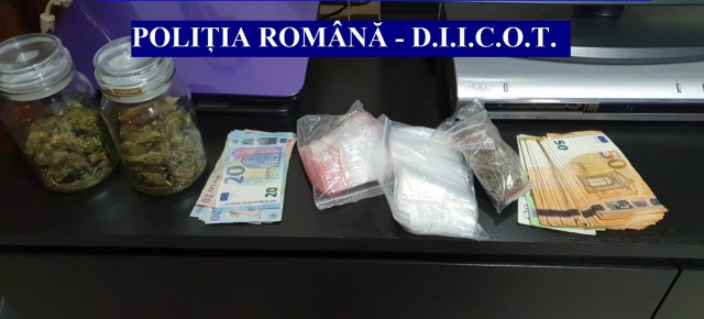 DESCINDERI cu 100 de MASCAȚI într-un dosar de TRAFIC de DROGURI