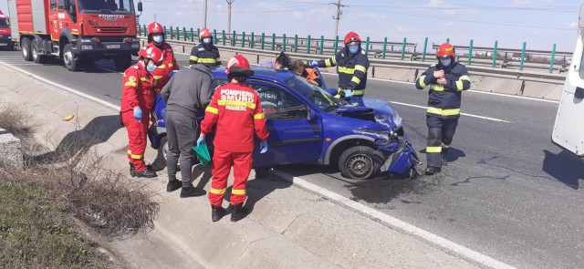 Un autoturism a INTRAT în PARAPET pe A2