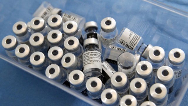 Pfizer studiază siguranţa unei a treia doze de vaccin împotriva variantelor coronavirusului