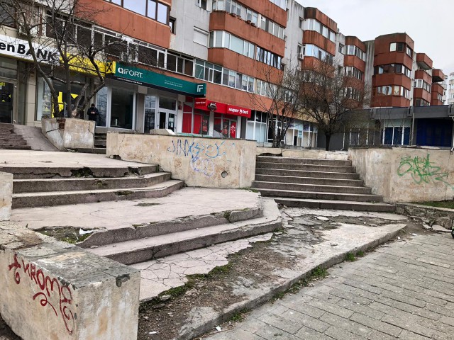 Atenție, OCOLIȚI scările de la complexul comercial de la BALADA