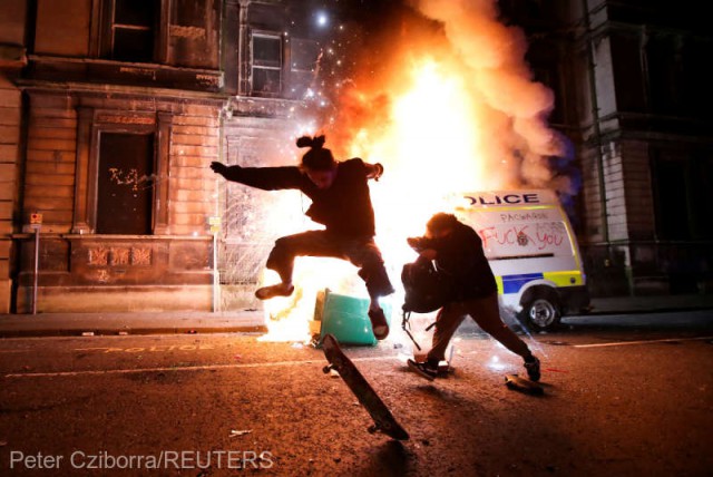 Marea Britanie: O demonstraţie din Bristol a degenerat în violenţe în care au fost răniţi poliţişti