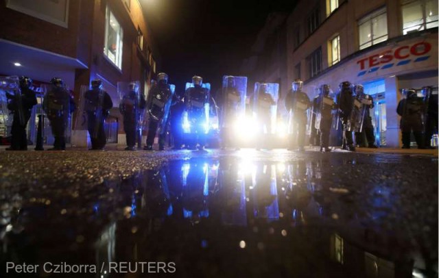 Marea Britanie: Poliţia a arestat zece persoane la un protest violent la Bristol
