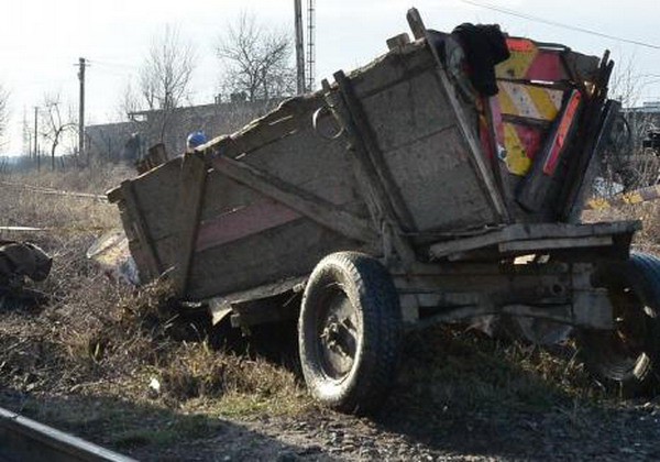 A OMORÂT o persoană după ce DAT CU MAȘINA peste o CĂRUȚĂ