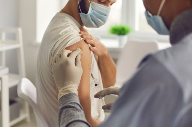 De ce s-ar putea să te doară brațul după vaccinul anti-COVID-19?