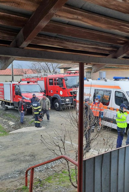 O tânără în vârstă de 16 ani a CĂZUT în FÂNTÂNĂ