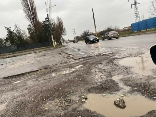 STRĂZILE din Compozitori, REABILITATE acum un an, pline de GROPI