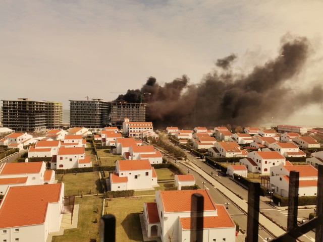 Incendiu VIOLENT în MAMAIA NORD, la un IMOBIL. Video!