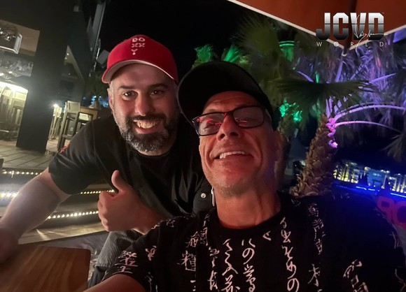 Jean-Claude Van Damme, fără mască la terasă