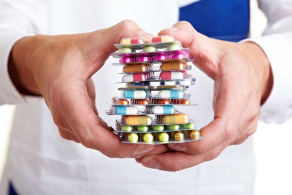 Lista medicamentelor esenţiale - aprobată de ministrul Sănătăţii; aproximativ 1.000, decontate integral