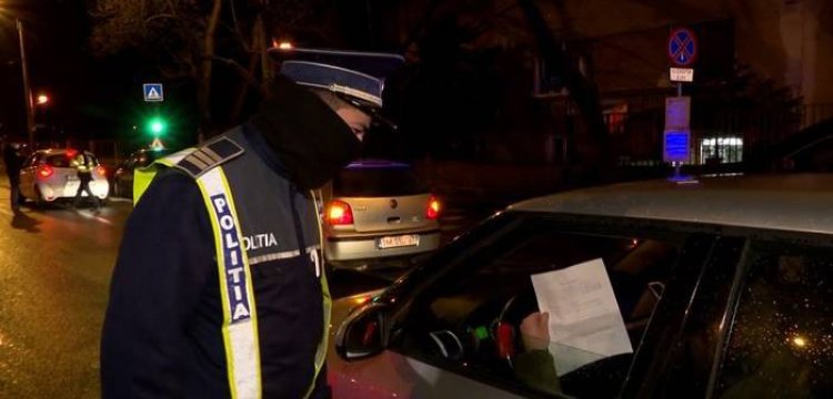 APROAPE de COMĂ ALCOOLICĂ şi cu PERMISUL SUSPENDAT, a FOST PRINS de poliţişti