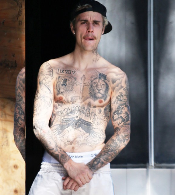 Justin Bieber s-a tatuat din cap până în picioare în 11 ani! Are 60 de desene corporale