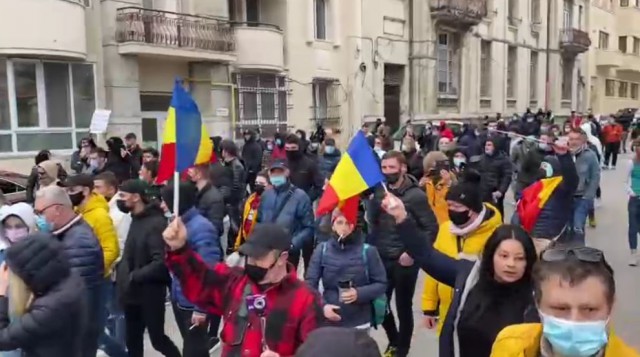 Trei tineri, SANCŢIONAŢI pentru că au TRAS cu PRAŞTIA în protestatari