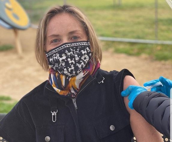 Sharon Stone s-a vaccinat anti-COVID-19. Actrița a postat o fotografie cu injecția