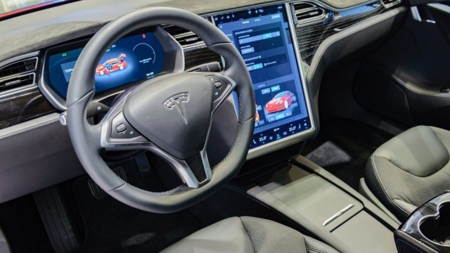 Musk anunţă că vehiculele Tesla nu mai pot fi achiziţionate cu bitcoin