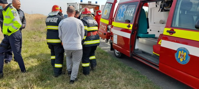 Accident teribil de muncă: Bărbat, în stare gravă după ce o remorcă s-a răsturnat peste el